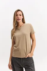 Remera básica de manga corta y cuello redondo, color lila, de corte regular y diseño liso.
