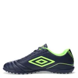 Championes de fútbol Umbro Classico III HG para hombre, color azul marino con detalles en verde neón. Presentan un diseño clásico con capellada sintética acolchada en la zona de impacto y suela con tapones bajos para césped artificial (HG).