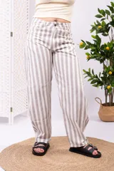 Pantalón de tiro alto y pierna ancha con estampado de rayas verticales en tonos blanco y beige, corte holgado y relajado.
