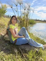 Chaleco tejido a mano en crochet, multicolor con predominio de verde lima, con diseño de cuadrados de la abuela en el frente y espalda acanalada en tono verde.