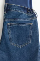 Pantalón de jean elastizado azul oscuro, corte skinny, tiro alto y cinco bolsillos.