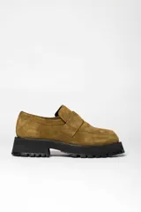 Mocasines de gamuza color tostado, con suela gruesa negra de goma con plataforma y diseño track.
