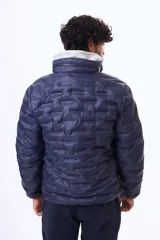 Campera puffer negra con diseño termosellado, cuello alto y cierre frontal completo. Confeccionada en nylon, ofrece ligereza y protección.