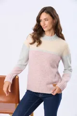 Buzo tejido de punto con diseño de bloques de color en tonos rosa, beige y gris. Presenta cuello redondo, mangas largas y corte holgado.