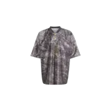 Camiseta Adidas Adilenium Season 5 Eqt de color gris con estampado texturizado, cuello en V y detalles brillantes en los hombros.