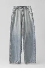 Jean de denim celeste claro con efecto lavado, tiro alto y corte recto holgado.