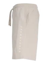 Short jogger de tejido de sudadera loopback color beige, con fit relajado, cintura elástica con cordón ajustable y el logo de Jack & Jones estampado verticalmente en la pierna.