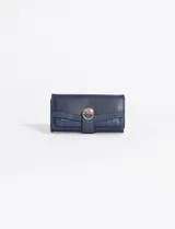 Billetera de cuero sintético color azul con cierre de broche metálico circular. Incluye tarjetero removible y múltiples compartimentos internos para tarjetas y billetes.