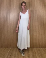 Vestido largo marrón de corte holgado, sin mangas y con escote en V.