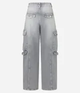 Pantalón recto de jeans gris, con bolsillos cargo laterales y cierre de botón y cremallera.