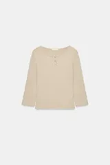 Camiseta blanca de manga larga con cuello panadero y cierre frontal de botones, corte slim fit.