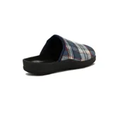 Pantufla cerrada con capellada de tela escocesa en tonos azul, blanco y rojo.