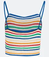 Musculosa cropped de tejido de punto con diseño de rayas horizontales multicolores, escote recto y tirantes finos en color azul.