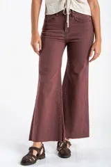 Pantalón de jean estilo wide leg de tiro alto, con corte recto y amplio, en color bordó con efecto lavado. Presenta bolsillos laterales y traseros, con ruedo desflecado.