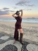 Vestido corto azul marino de terciopelo, con diseño asimétrico de un solo hombro, frunces en todo el cuerpo y un detalle lateral largo con caída.