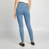 Pantalón de jean skinny celeste de tiro alto con cinco botones.