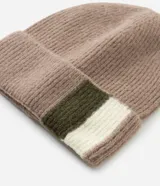Gorro de punto con diseño de bloques de color en tonos beige, verde oliva y blanco, con ruedo plegado.