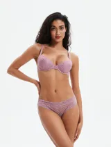 Conjunto de lencería compuesto por un corpiño con aros y una bombacha tipo vedetina, ambos confeccionados en encaje con diseño de animal print en color rosado.