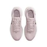 Championes Nike Downshifter 14 de color rosado con suela blanca y logotipo de Nike en negro, diseñados para running y entrenamiento.