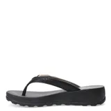 Sandalias tipo ojota con plataforma de Azaleia, modelo Elsa. Presentan una tira superior en color negro con textura y detalles en tono bronce, decorada con una hebilla metálica dorada. Suela de goma resistente y base ergonómica.