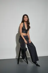 Jean estilo cargo de tiro medio y corte wide leg, en tono gris oscuro con costuras verticales destacadas.