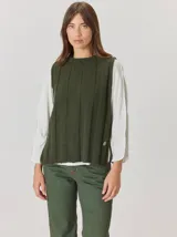 Chaleco de diseño original que combina un frente de paño de lana con una espalda tejida. Presenta un corte holgado, cuello redondo y un detalle de maxi bordado en la espalda que representa la hoja del ciprés calvo.