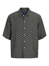 Camisa de manga corta con estampado de hojas color negro y blanco, cuello tradicional, cierre con botones y fit amplio.