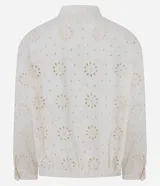 Campera bomber de sarga color blanco con textura de laise floral calado. Presenta cuello alto, cierre frontal con cremallera, puños y ruedo con elástico.