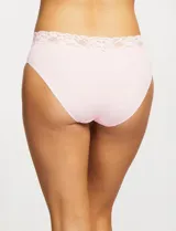 Bombacha tipo brief de microfibra con detalle de encaje en la cintura. Ofrece cobertura completa en la parte trasera y cuenta con elásticos planos para un acabado invisible bajo la ropa.