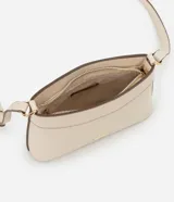 Cartera bandolera pequeña de material sintético color beige con detalles en marrón oscuro. Cuenta con cierre superior por cremallera, asa larga ajustable y placa metálica dorada con el logo de la marca en el frente.
