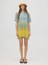 Vestido corto de punto con efecto degradado en tonos celeste y amarillo, de corte suelto, cuello redondo y mangas cortas con puños rayados en contraste.