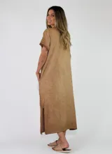 Vestido largo azul con efecto melange, de corte holgado, escote en V y mangas cortas con flecos en los bordes. Cuenta con bolsillos laterales.