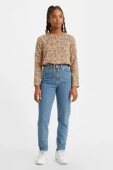Pantalón jeans mom fit de tiro alto y lavado azul clásico, con cordón ajustable en la cintura y corte cónico en las piernas.