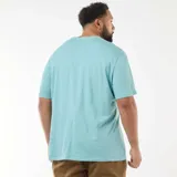Camiseta de manga corta con cuello redondo, confeccionada en algodón de color azul claro.