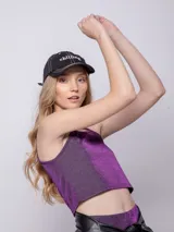 Top corto de breteles finos, color violeta con brillos.