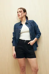 Short color marrón con cinturón, de corte recto y bolsillos delanteros y traseros.