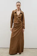 Falda larga de corte semi acampanado, confeccionada en tela con textura arrugada y acabado satinado.