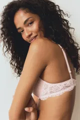Soutien push-up de encaje color rosado con aros, copas con relleno, tirantes ajustables y detalle de encaje en los tirantes y la banda inferior.