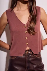 Chaleco de punto color ladrillo, con escote en V y cierre frontal con botones.