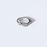 Anillo de plata 925 con diseño de símbolo de infinito en la parte superior.