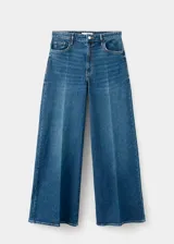 Pantalón de jean estilo wide leg con tiro alto, cinco bolsillos y cierre frontal de cremallera y botón.
