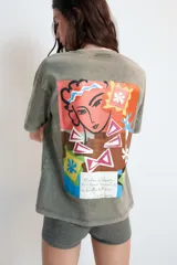 Remera de corte oversize con efecto lavado, cuello redondo y manga corta. Presenta un estampado artístico en el pecho inspirado en la obra de Henri Matisse.