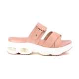 Sandalias con plataforma color rosa, con tiras cruzadas y hebilla ajustable.