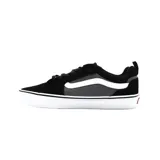 Championes Vans modelo Filmore, diseño de corte bajo con combinación de gamuza negra y paneles laterales de lona gris. Presenta la icónica banda lateral blanca, suela de goma vulcanizada con franja negra y cierre de cordones.