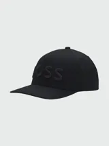 Gorra de sarga color negro con visera curva y logo de la marca en relieve tono sobre tono en el frente.