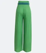 Pantalón de lino verde, modelo palazzo, con cintura alta, pliegues frontales y un cinturón bordado en tonos de verde y azul.