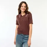 Sweater de punto color marrón con cuello polo en contraste color crema, manga corta y cierre frontal con tres botones.
