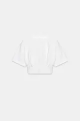 Camiseta corta blanca de manga corta y cuello redondo, estilo corsetero con parte inferior ajustada.