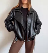 Campera estilo biker de cuero sintético negro, con cierre frontal, cuello solapa y cinturón ajustable en la cintura.