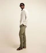 Pantalón de sarga para hombre, de corte recto y diseño básico. Cuenta con cintura fija con trabillas para cinturón, cierre frontal con cremallera y botón, y bolsillos laterales y traseros.